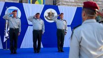 טקס החלפת אלוף פיקוד המרכז, במעמד הרמטכ"ל, רב-אלוף גדי איזנקוט. המפקד הנכנס, אלוף נדב פדן והמפקד היוצא, אלוף רוני נומה (מתוך אתר צה"ל)