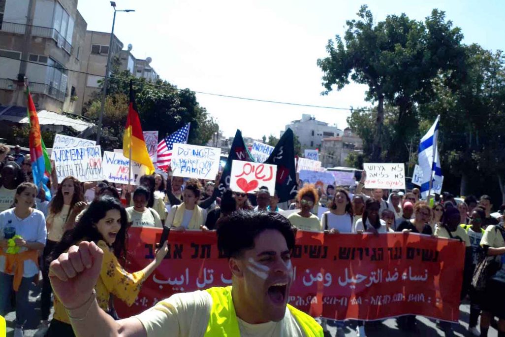 כ- 500 מאות משתתפות ומשתתפים בצעדת הנשים נגד הגירוש ובעד דרום תל אביב (צילום: יח"צ)