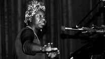 נינה סימון בהופעה בצרפת 1982 (צילום: Roland Godefroy/ויקימידה קומונס)