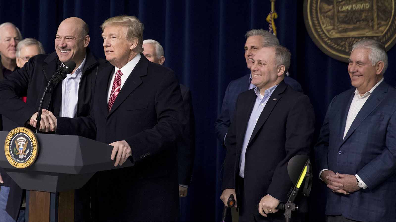 הנשיא ארה&quot;ב טראמפ ויועץ הכלכלי גארי כהן במסיבת עיתונאים בבית הלבן עם שר החוץ טילרסון ומנהיג הרוב הרפובליקני קווין מקרטני. ינואר 2018 (צילום ארכיון: AP Photo/Andrew Harnik)