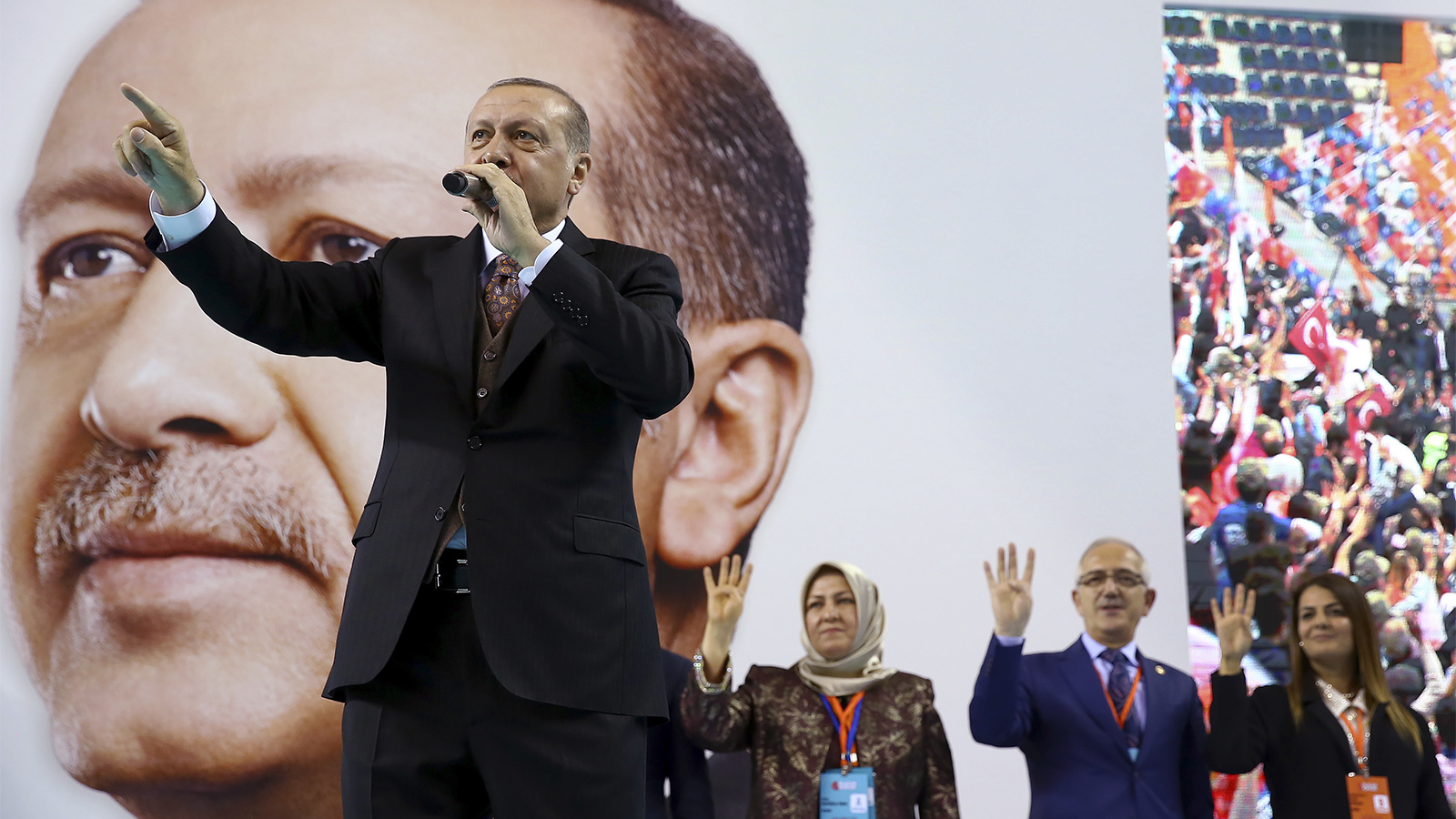 נשיא טורקיה, ארדואן, בנאום שבו עשה את תנועת היד שמביע תמיכה ב&quot;זאבים האפורים&quot; (צילום: .(Kayhan Ozer/Pool Photo via AP).
