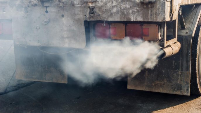 מקור זיהום: צינור מפלט של רכב ישן (צילום אילוסטרציה: Shutterstock)