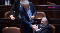שר האוצר כחלון לוחץ את ידו של שר הפנים דרעי במהלך דיון בכנסת. 13 במרץ 2018 (צילום: הדס פרוש/ פלאש90)