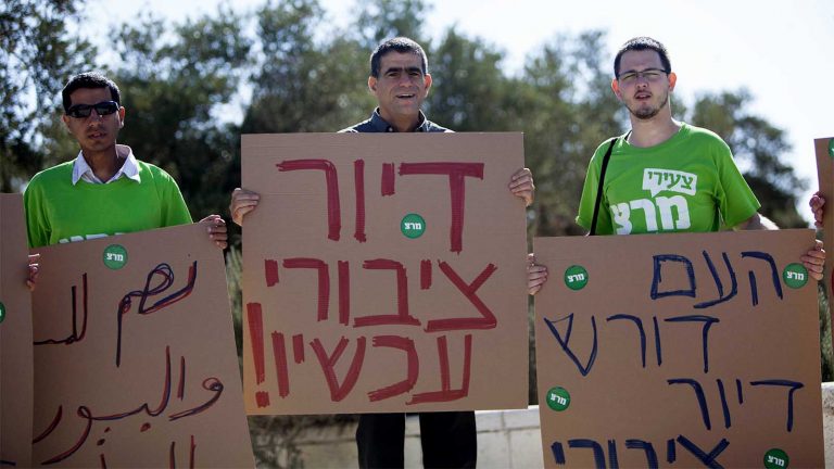 חבר הכנסת לשעבר מוסי רז (מרצ) עם מפגינים בדרישה לדיור ציבורי, 2013 (צילום ארכיון: יונתן זינדל/ פלאש90)