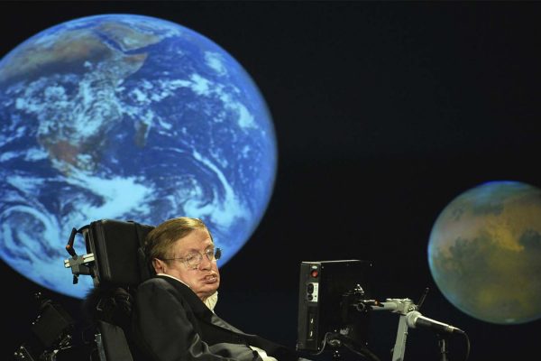 ד"ר סטיבן הוקינג בהרצאה בשם 'למה עלינו לצאת לחלל' באירועי 50 שנה לנאסא. אפריל 2008 (צילום: NASA/Paul. E. Alers)