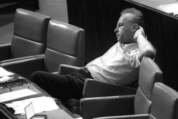 ראש הממשלה יצחק רבין בדיון בכנסת (צילום: משה מילנר / לע"מ).