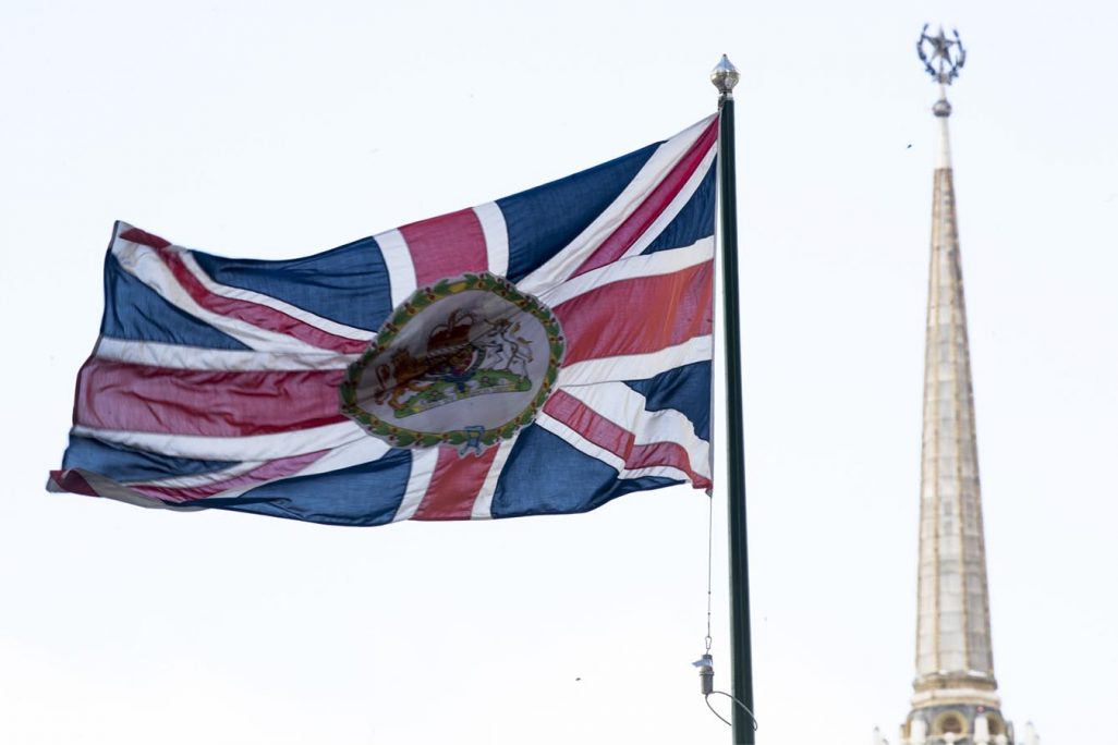 דגל מתנוסס מעל שגרירות בריטניה במוסקבה (AP Photo/Pavel Golovkin)