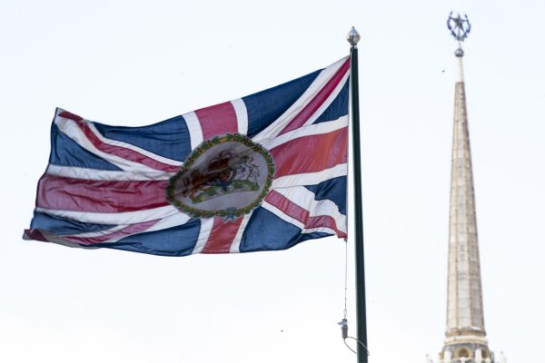 דגל מתנוסס מעל שגרירות בריטניה במוסקבה (AP Photo/Pavel Golovkin)