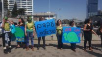 העובדות הסוציאליות בהפגנה מול קניון עזריאלי בדרישה להכלת צו ההרחבה בענף (צילום: טל כרמון)