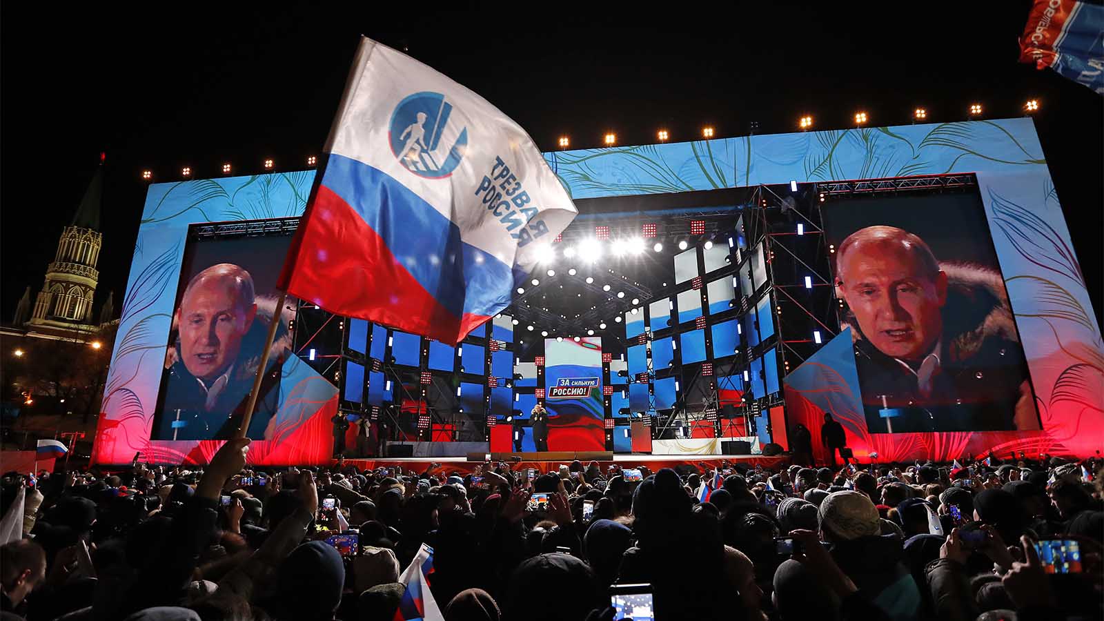 נשיא רוסיה ולדימיר פוטין בעצרת נצחון לכבוד היבחרו מחדש לתפקיד (AP Photo/Pavel Golovkin)