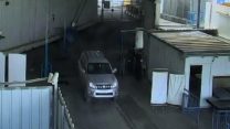 רכב הקונסוליה הצרפתית בירושלים ששימש, לפי החשד, להברחת אמצעי לחימה מרצועת עזה לגדה המערבית. (צילום: תקשורת שב"כ)