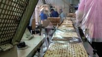 תהליך הייצור של מצות (צילום: יעל אלנתן)