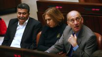 ראש הממשלה אולמרט, שרת החוץ לבני ושר הביטחון פרץ בכנסת. ינואר 2007 (צילום: אוראל כהן/ פלאש90)