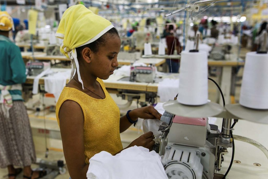 תופרת במפעל טקסטיל באדיס אבבה, אתיופיה. המפעל בבעלות סינית מייצר בעיקר עבור H&M (צילום: Michael Gottschalk / Getty Images IL)
