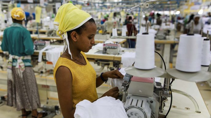 תופרת במפעל טקסטיל באדיס אבבה, אתיופיה. המפעל בבעלות סינית מייצר בעיקר עבור H&amp;M (צילום: Michael Gottschalk / Getty Images IL)