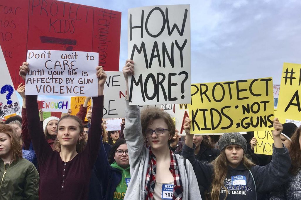 תלמידי תיכון רוזוולט בסיאטל מפגינים נגד אלימות בכלי נשק, 15 במרץ 2018 (AP Photo/Manuel Valdes)