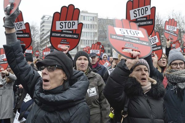 הפגנה בפולין נגד החמרת חקיקה המגבילה הפלות (AP Photo/Alik Keplicz)