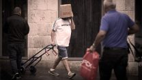 ישראלי מתמודד עם האובך באופן יצירתי (צילום: יונתן סינדל / פלאש 90).
