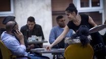 מלצרית. למצולמת אין קשר לכתבה (צילום ארכיון: מרים אלטשר/ פלאש90)