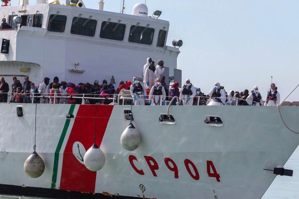 ספינת מהגרים מאפריקה בדרכה לאיטליה. ארכיון מרץ 2015 (AP Photo/Francesco Malavolta, File)