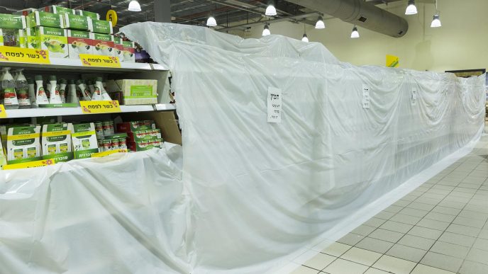 מוצרי חמץ מכוסים בניילון בסופרמרקט בחיפה (צילום: lev radin / Shutterstock.com)