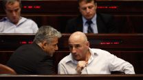 ח"כ שלח ויו"ר יש עתיד ושר האוצר לשעבר לפיד בכנסת. יולי 2013 (צילום: פלאש90)