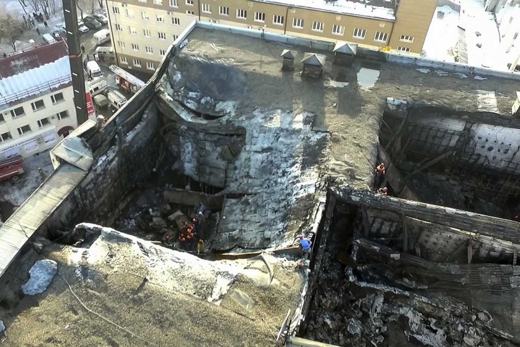 זירת השריפה בקניון ברוסיה, 26 במרץ 2018 (Russian Ministry for Emergency Situations photo via AP)