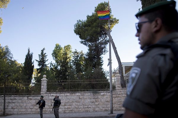 לוחמי מג"ב מאבטחים את מצעד הגאווה בירושלים, ארכיון (צילום: יונתן סינדל / פלאש 90).