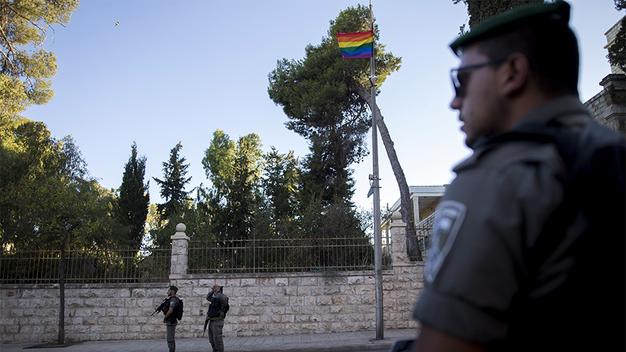 לוחמי מג"ב מאבטחים את מצעד הגאווה בירושלים, ארכיון (צילום: יונתן סינדל / פלאש 90).