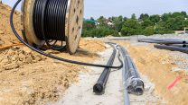 הנחת כבלי תקשורת תת-קרקעיים (צילום: shutterstock).