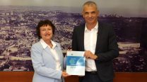 נגידת בנק ישראל ד"ר קרנית פלוג מגישה את דוח בנק ישראל לשר האוצר כחלון (צילום: דוברות בנק ישראל)