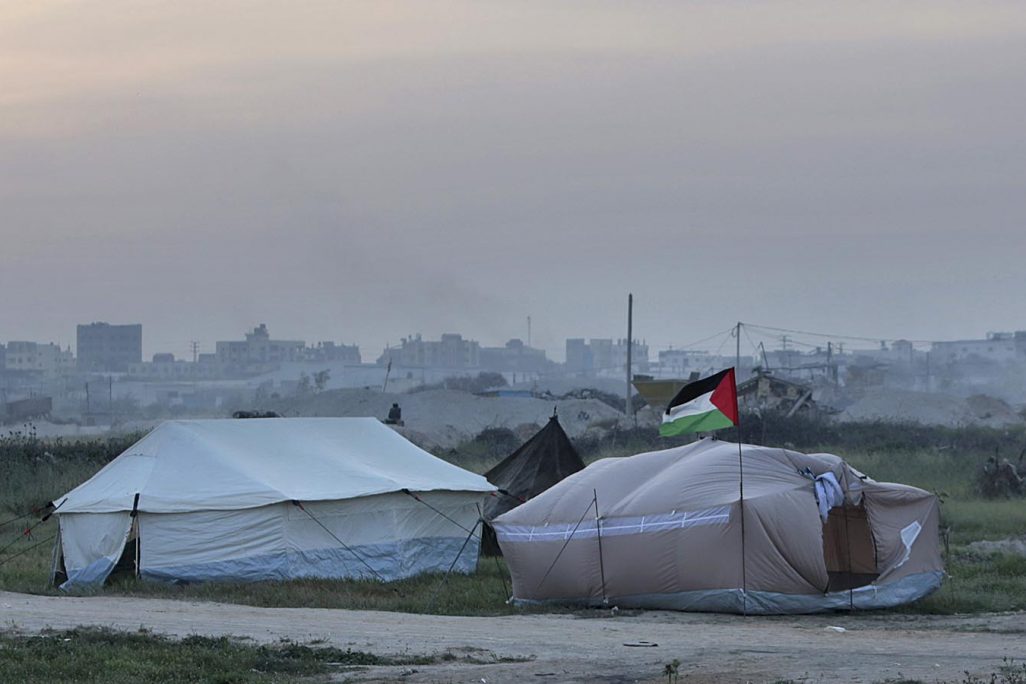 מתחם אוהלים כבר הוקם לאורך גבול הרצועה, בהכנה לצעדת המיליון. 27 למרץ, 2018  (AP Photo/Adel Hana)