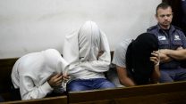 אוהדי בית״ר ירושלים מארגון לה-פמיליה במשפטם על תקיפת אוהד הפועל תל-אביב ב-2015 (צילום: תומר נויברג / פלאש 90).