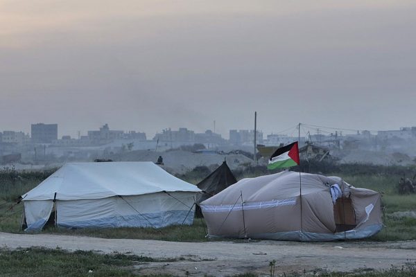אוהלים בעזה בסמוך לגבול עם ישראל.29 במרץ  (AP Photo/Adel Hana)