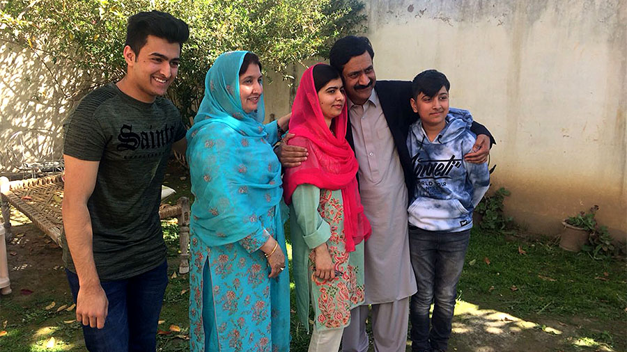 מלאלה יוספזי עם משפחתה בבית הולדתה בעיירה מינגורה שבפקיסטן (צילום: AP Photo/Abdullah Sherin).