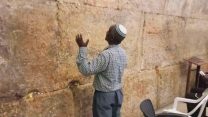 איילין מנגיסטו, אביו של אברה, בברכת הכוהנים הבוקר ברחבת הכותל המערבי (צילום: המטה לשחרור אברה מנגיסטו).