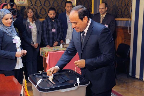 א-סיסי מצביע בבחירות לנשיאות מצרים בקלפי בקהיר 26 במרץ (MENA via AP)