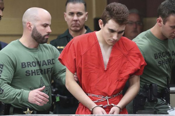 ניקולס קרוז, היורה בבית ספר שרצח 17 בני נוער בבית המשפט 14 במרץ (Amy Beth Bennett/South Florida Sun-Sentinel via AP, Pool)