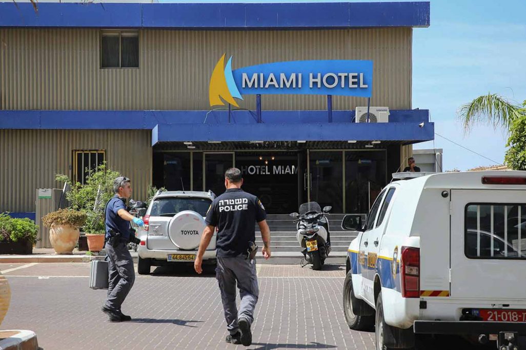 כוחות הצלה ומשטרה בזירת האירוע במלון מיאמי באשדוד בו טבע תינוק למוות באמבטיה 2 באפריל (צילום: פלאש90)