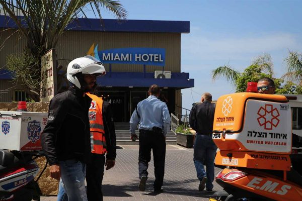 כוחות הצלה ומשטרה בזירת האירוע במלון מיאמי באשדוד בו טבע תינוק למוות באמבטיה 2 באפריל (צילום: פלאש90)