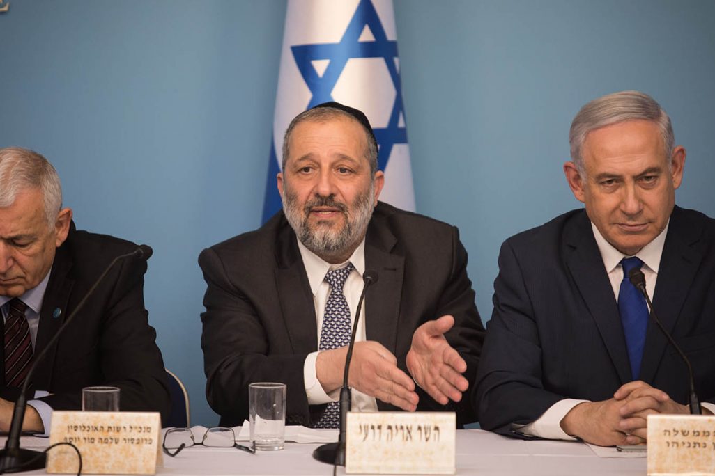 ראש הממשלה נתניהו, שר הפנים דרעי ומנכ"ל רשות האוכלוסין פרופ' יוסף במסיבת עיתונאים בנושא התכנית למבקשי מקלט. 2 באפריל 2018 (צילום: הדס פרוש/ פלאש90) ראש הממשלה נתניהו, שר הפנים דרעי ומנכ"ל רשות האוכלוסין פרופ' יוסף במסיבת עיתונאים בנושא התכנית למבקשי מקלט. 2 באפריל 2018 (צילום: הדס פרוש/ פלאש90)