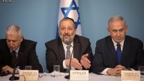 ראש הממשלה נתניהו, שר הפנים דרעי ומנכ"ל רשות האוכלוסין פרופ' יוסף במסיבת עיתונאים בנושא התכנית למבקשי מקלט. 2 באפריל 2018 (צילום: הדס פרוש/ פלאש90)