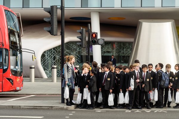 תלמידי בית-ספר בלונדון - האם הם יקבלו הזדמנות לניעות חברתית כלכלית? (צילום: Shutterstock.com).