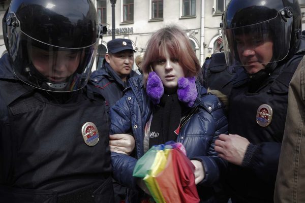 פעילה להט"בית נעצרת על ידי המשטרה בצעדת 1 במאי בסנט פטרסבורג 2017 (AP Photo/Dmitri Lovetsky)