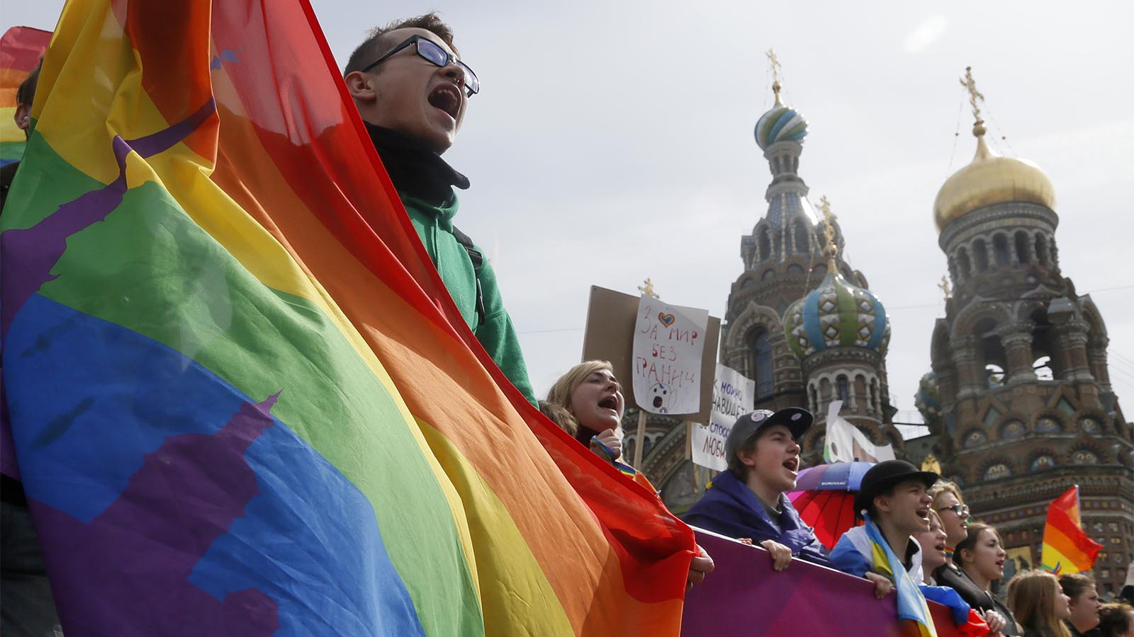 פעילים להט&quot;בים מפגינים בצעדת 1 במאי בסנט פטרסבורג 2015 (AP Photo/Dmitri Lovetsky)