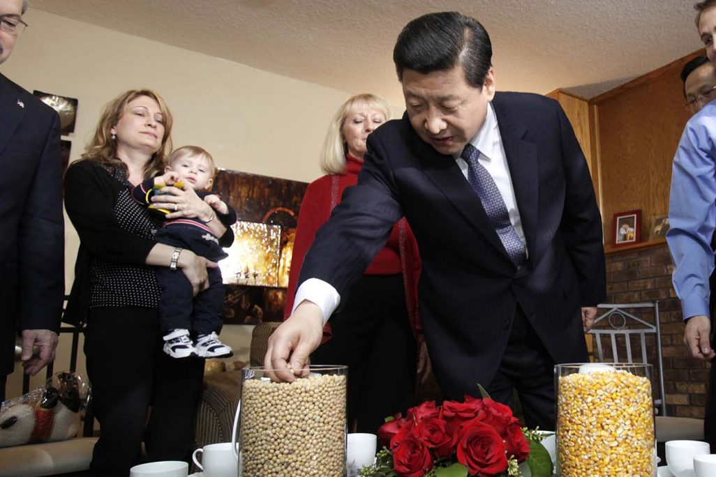 נשיא סין, שי ג'ינפינג, מתבונן באגרטלים מלאים בפולי סויה ותירס במהלך ביקור בחווה המשפחתית של ריק קימברלי, 16 בפברואר 2012, (AP Photo/Charlie Neibergall, Pool)