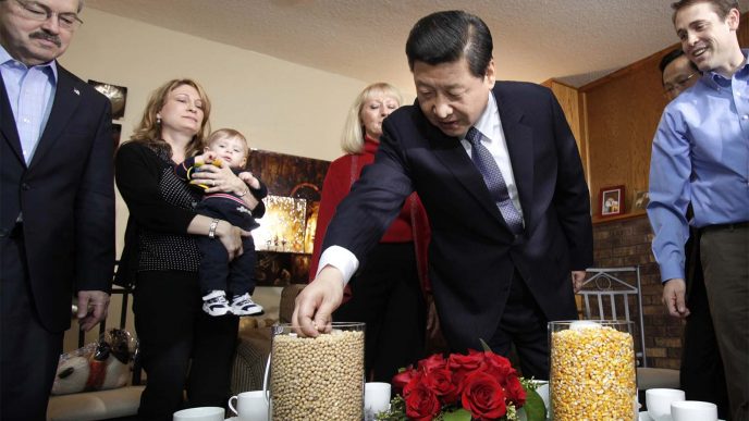 נשיא סין, שי ג'ינפינג, מתבונן באגרטלים מלאים בפולי סויה ותירס במהלך ביקור בחווה המשפחתית של ריק קימברלי, 16 בפברואר 2012, (AP Photo/Charlie Neibergall, Pool)