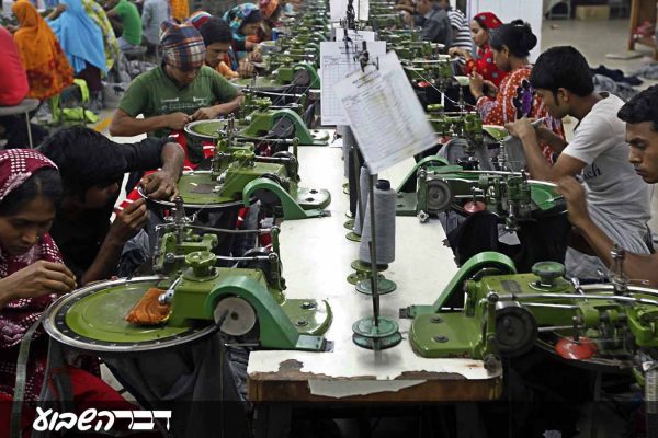 עובדים במפעל טקסטיל בבנגדלש. ארכיון (AP Photo/A.M. Ahad, File)