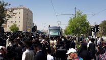 חרדים חוסמים את רחובות ירושלים במחאה על הכוונה לנתח את גופת התינוק שטבע למוות במלון (קרדיט: קבוצת מחאות החרדים)