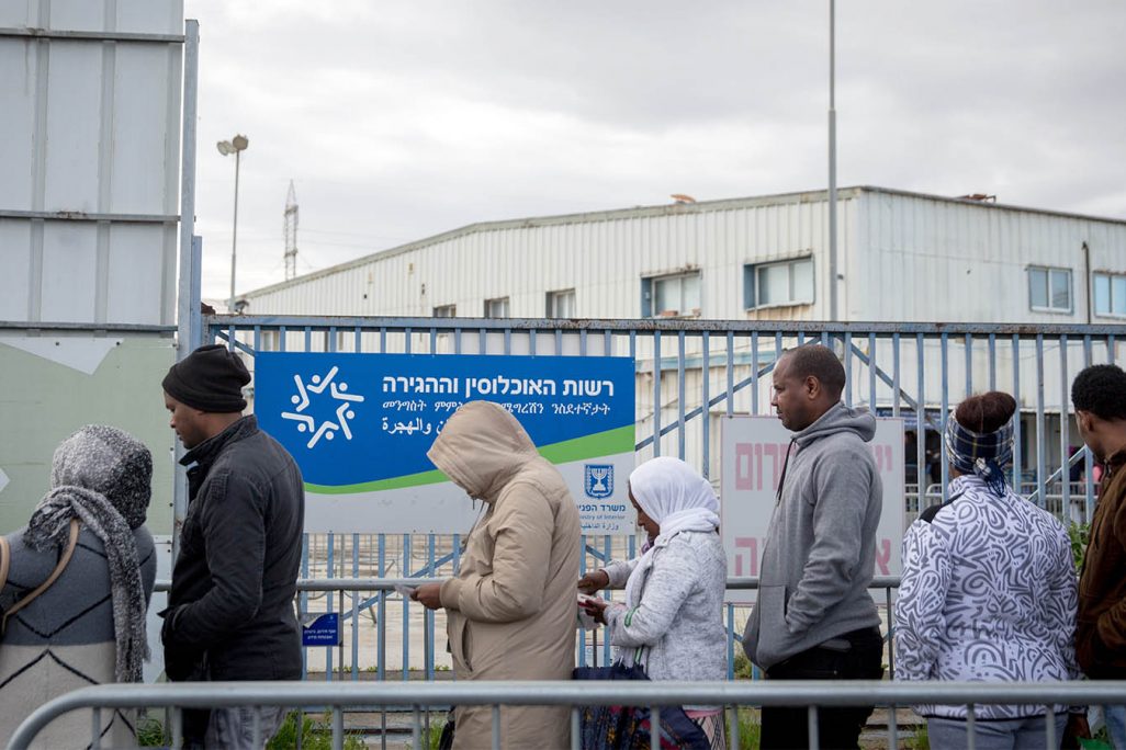 מהגרים אפריקאים בתור לרשות ההגירה בבני ברק.  למצולמים אין קשר לכתבה (מרים אלסטר / פלאש90)